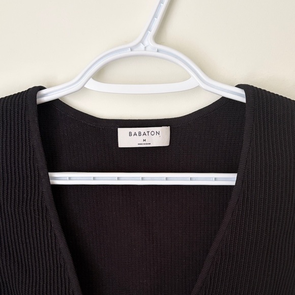 Babaton Sculpt Deep V Crop Top - Picture 3 of 4